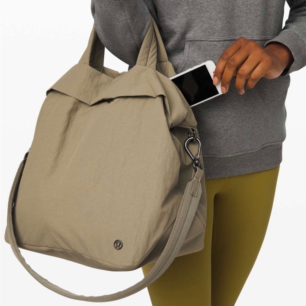 Lululemon gym bag.